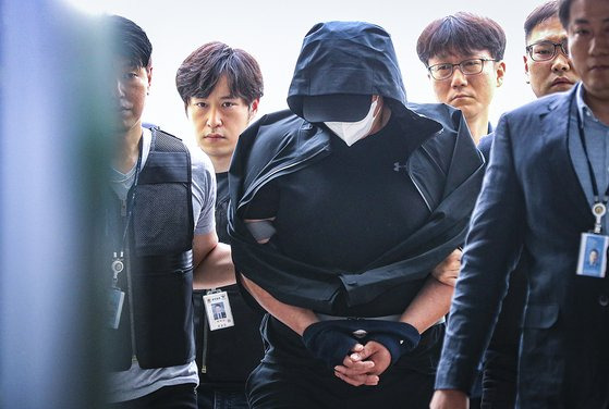 대구공항에 착륙 중인 항공기의 비상 출입문을 연 이모씨가 28일 오후 대구지방법원에서 열린 구속 전 피의자 심문에 출석하고 있다.[연합]
