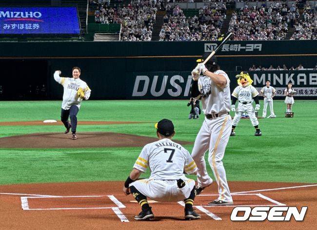 시구하는 이대호와 시타 소프트뱅크 호크스 야나기타 유키, 시포 나카무라 아키라. /OSEN DB
