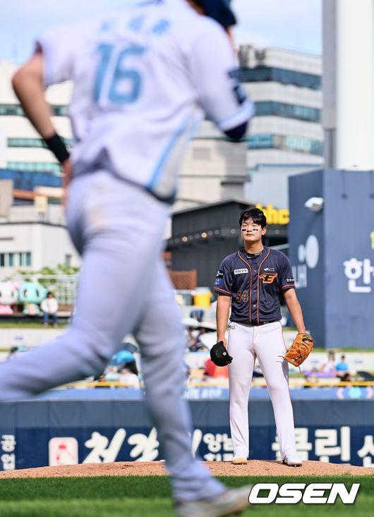 [OSEN=창원, 이석우 기자]한화 이글스 김서현이 7회말 NC 다이노스 도태훈에게 몸에 맞는 볼을 던지고 사과화고 있다. 2023.05.27 / foto0307@osen.co.kr