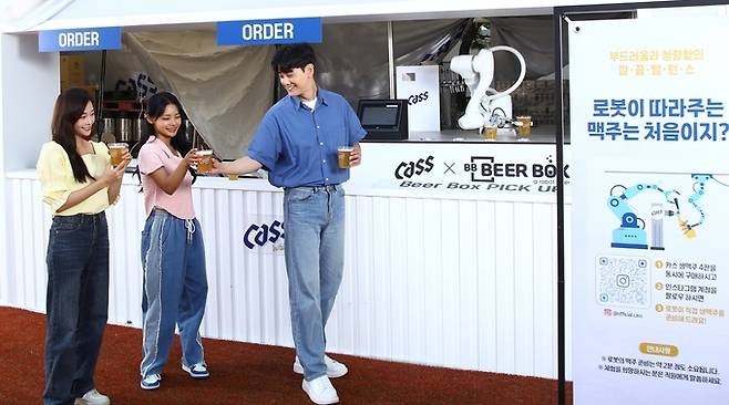 오비맥주(대표 배하준) 카스의 밀맥주 브랜드 카스 화이트(Cass White)가 28일까지 3일간 서울 올림픽공원에서 진행하는 ‘서울재즈페스티벌 2023’에 공식 후원사로 참여했다. 페스티벌 기간 동안 행사장 곳곳에 ‘카스 화이트 존’을 운영하며 맥주로봇 비어 박스(Beer Box)가 직접 따라주는 카스와 함께 다채로운 이벤트를 즐길 수 있다.