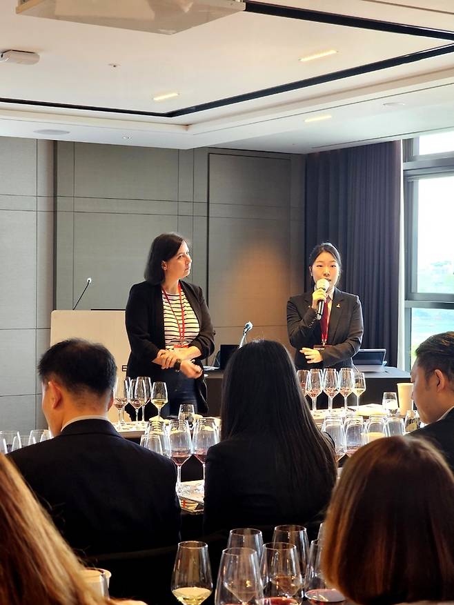 소펙사 코리아 보졸레 와인 마스터 클래스를 진행중인 양윤주 소믈리에와 인터 보졸레의 카롤린 산토요&nbsp; &nbsp; &nbsp; &nbsp; &nbsp;최현태 기자