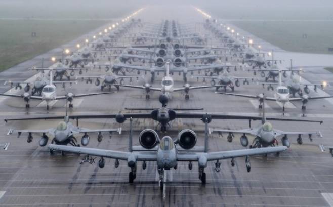 미 공군이 이달 초 국내 공군기지에서 군용기 수십 대가 참여한 가운데&nbsp;‘엘리펀트 워크’를 실시하는 모습. 미 공군 SNS 캡처