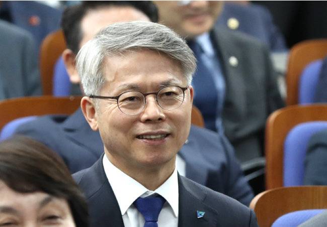 4월 28일 서울 여의도 국회에서 열린 제21대 국회 더불어민주당 제4기 원내대표 선출을 위한 의원총회에 민형배 의원이 참석해 이재명 대표의 인사말을 경청하고 있다. 민 의원은 1년 전 검찰수사권 축소 법안 처리 과정에서 민주당을 탈당했다가 4월 26일 복당했다. [뉴시스]