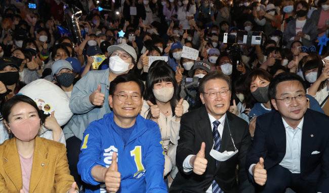 지난해 5월 16일 이재명 당시 더불어민주당 인천 계양을 국회의원 후보와 송영길 서울시장 후보가 서울 마포구 홍익대 앞 상상마당 앞에서 지지자들과 만나 기념촬영하고 있다. [뉴시스]