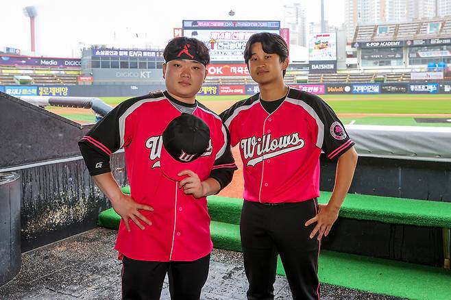 안산 윌로우즈 포수 손진호와 투수 김선도.  OK금융그룹 스포츠단 제공
