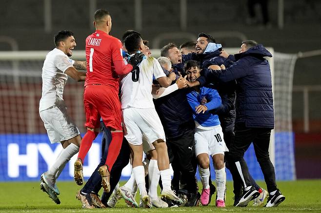 ▲ 극장골을 내주고 조 3위 와일드카드 경쟁에서 5위로 밀려나 망연자실한 일본(사진 위), 반대로 극적인 승리를 거두고 환호하는 이스라엘 ⓒ연합뉴스/AP