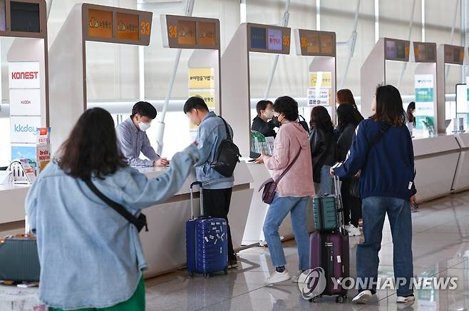 급증하는 여행 수요, 살아나는 여행 업계 (영종도=연합뉴스) 서대연 기자 = 여행 수요가 급증하고 있는 가운데 27일 오전 여행객들이 인천국제공항 제1여객터미널 출국장 여행사 출국 안내대를 방문하고 있다.
    전날 업계에 따르면 4월말부터 5월 중 연휴가 이어지며 여행 수요가 급격히 늘고 있는 것으로 나타났다. 하나투어는 지난 21일 기준 다음 달 패키지여행 예약이 전년 동월 대비 1천229% 늘었으며 인터파크는 5월 출발 해외여행 패키지상품 예약이 작년 대비 3천% 증가했다고 밝혔다. 2023.4.27 dwise@yna.co.kr