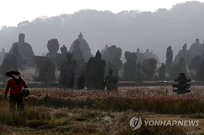 제주 돌문화공원 (서귀포=연합뉴스) 돌문화공원은 제주도를 만들었다는 설문대 할망과 그의 오백아들에 얽힌 슬픈 전설과 제주민의 삶 속에 녹아 있는 돌 문화를 주제로 한 박물관이자 생태공원이다. 사진은 오백 장군 이미지를 형상화한 수십 기의 군상. 2017.12.8 swimer@yna.co.kr