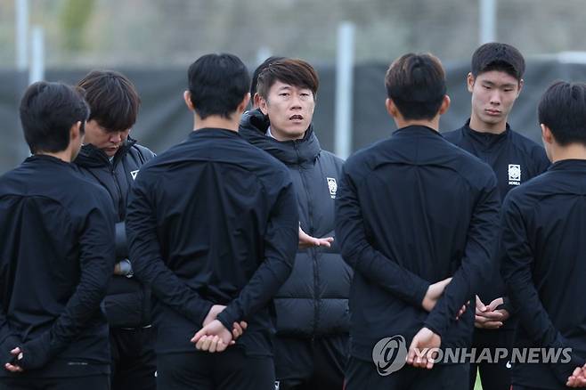 김은중호, 감비아전 앞두고 훈련 (멘도사=연합뉴스) 임화영 기자 = 27일(현지시간) 오후 아르헨티나 멘도사 클럽 데포르티보 고도이 크루즈 트레이닝센터에서 2023 국제축구연맹(FIFA) 20세 이하(U-20) 월드컵 대한민국 축구 대표팀 김은중 감독이 선수들에게 훈련 지시를 하고 있다. 2023.5.27 hwayoung7@yna.co.kr