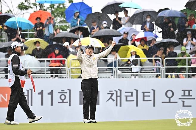 수줍은 표정으로 기뻐하는 방신실 [KLPGA 투어 제공. 재판매 및 DB 금지]
