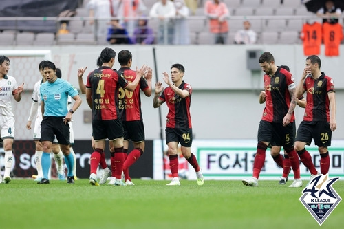 기뻐하는 윌리안(가운데) [한국프로축구연맹 제공. 재판매 및 DB금지]