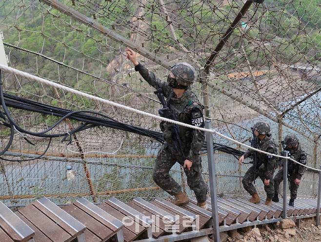 육군 전방부대 장병들이 철책 점검을 하고 있다. (사진=육군)