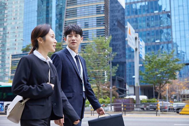 65세 이상 많은 사람들은 걸으면서 대화를 하거나 길을 찾는 등 다른 작업을 하면 보행 기능이 불안정할 수 있다. [사진=게티이미지뱅크]