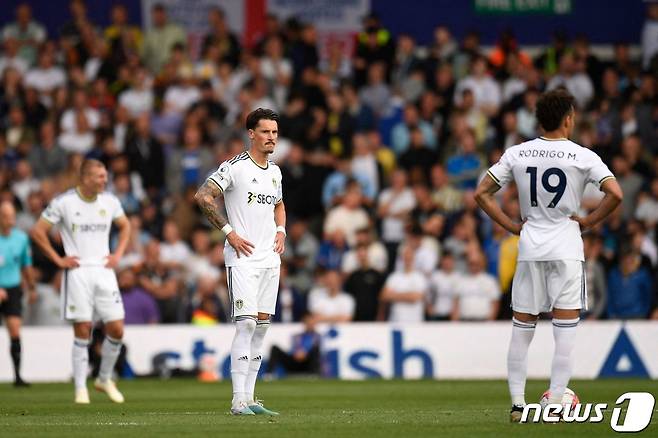 망연자실한 리즈 유나이티드 선수들. ⓒ AFP=뉴스1