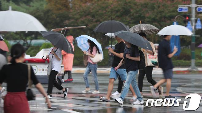 29일 대전·충남은 대부분의 지역에 늦은 오후까지 비가 오겠다.  대전 유성구 충남대학교 앞 횡단보도에서 우산을 쓴 학생들이 걷고 있다. / 뉴스1 ⓒ News1 주기철 기자