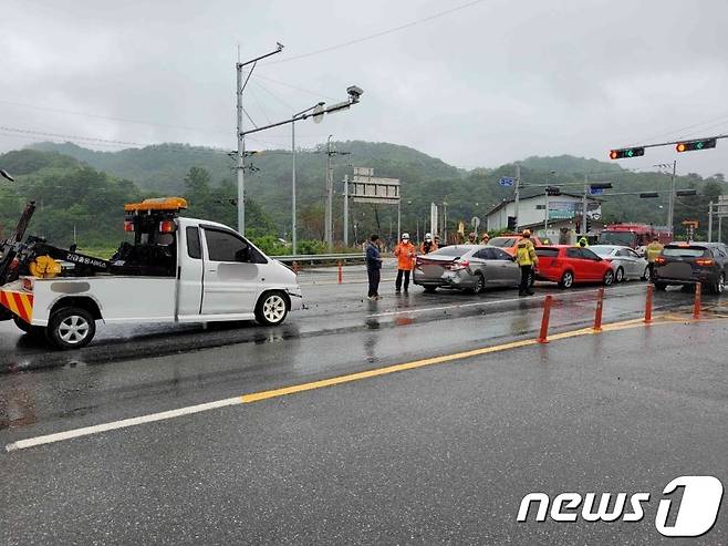 28일 오후 2시44분쯤 경북 문경 호계면의 한 교차로에서 차량 4대가 잇따라 들이받아 8명이 다쳤다. (경북소방본부 제공)/뉴스1