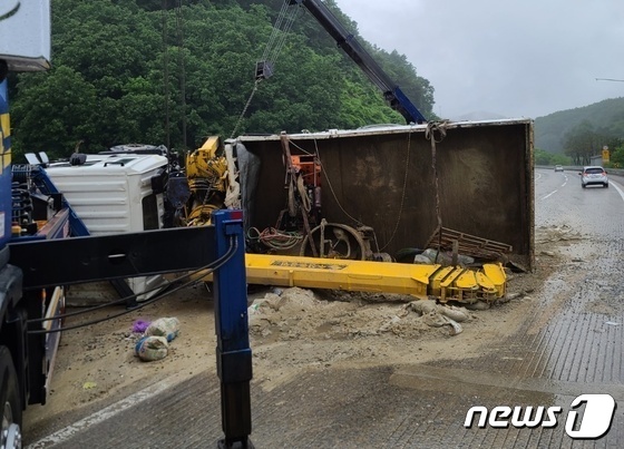 29일 오전 8시40분쯤 충북 단양군 적성면 중앙고속도로 춘천방향 북단양나들목 인근에서 5톤 화물차가 빗길에 미끄러져 전도돼 있다.(독자 송영훈씨 제공).2023.05.29./뉴스1