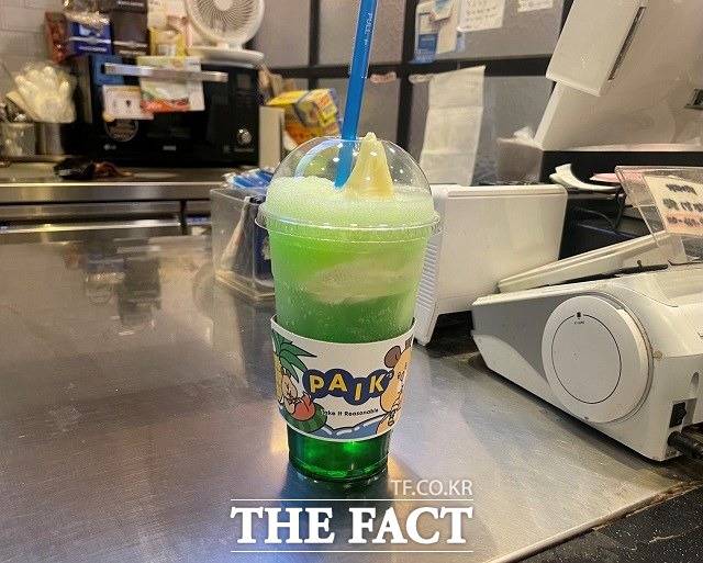 SNS를 통해 유행하는 '메론소다' 레시피에 따라 메뉴를 주문했다. /선은양 기자