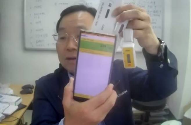 서준석 JS테크윈 대표가 화상으로 인터뷰를 하며 방사선 측정기를 설명하고 있다. /김양혁 기자