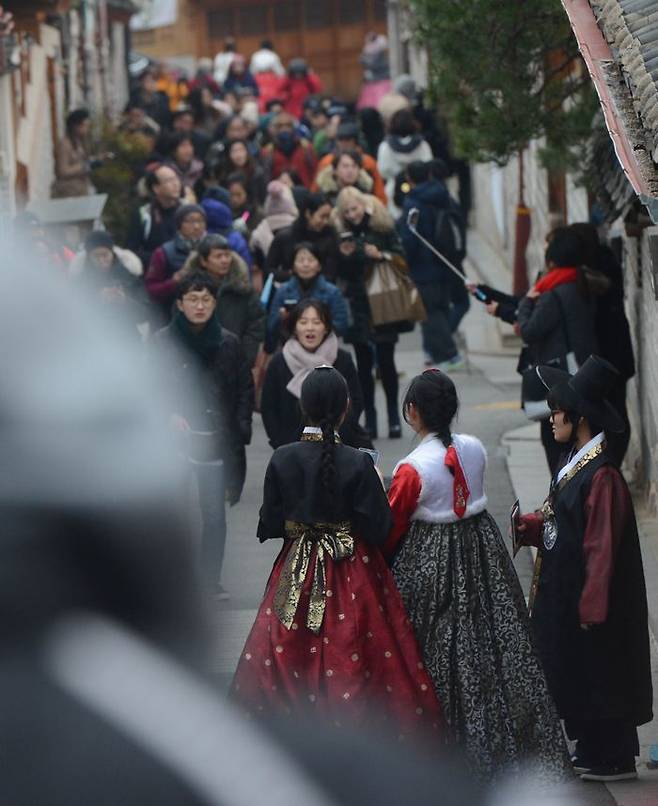 한복문화축제가 열린 23일 오후 서울 종로구 북촌 한옥마을에서 시민들과 외국인 관광객들이 한옥마을을 탐방하고 있다.ⓒ뉴시스