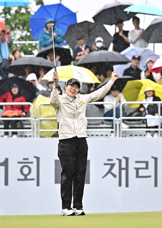 방신실이 28일 강원 원주시 성문안CC(파72)에서 끝난 한국여자프로골프(KLPGA)투어 E1 채리티오픈 최종 3라운드 
18번홀(파5)에서 챔피언 퍼트를 넣은 뒤 두 손을 번쩍 들며 환하게 웃고 있다. 올 시즌 10개 대회만 참가할 수 있었던 
방신실은 5개 대회 만에 첫 우승을 하며 2025년까지 KLPGA투어 풀시드를 받게 됐다. KLPGA 제공