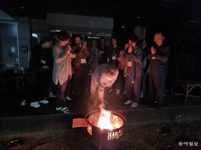 2박 3일 치유캠프 마지막날인 27일 밤 부모들은 ‘자녀를 위해 버려야 할 것들’을 적은 종이를 모닥불에 태웠다.. 홍천=주현우 기자 woojoo@donga.com