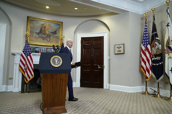 조 바이든 미국 대통령이 28일(현지시간) 미국 백악관에서 채무불이행 합의안에 대한 의회 통과를 촉구한 뒤 브리핑룸을 빠져나가고 있다. /사진=AP연합뉴스