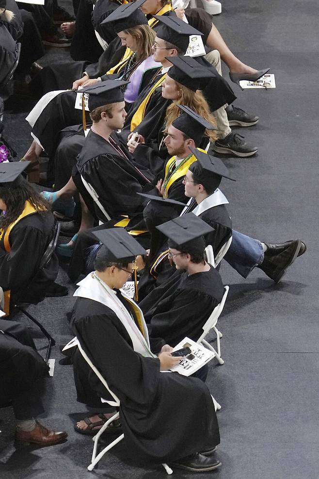 졸업축사연설 도중 학생들이 등을 돌려 앉아있다. AP 연합뉴스