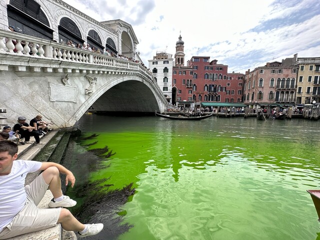 28일(현지시각) 이탈리아 베네치아 대운하가 녹색 물로 물들었다. 현지 경찰은 액체의 정체를 밝히기 위해 수사에 나섰다. AP 연합뉴스