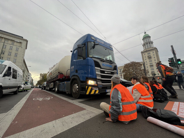 지난해 11월11일(현지시각) 독일 베를린 도심 한복판인 프랑크푸르터 토어 네거리 교차로에서 환경운동단체 ‘마지막 세대’ 활동가들이 도로를 막아선 채 시위를 벌이고 있다. 베를린/노지원 특파원 zone@hani.co.kr
