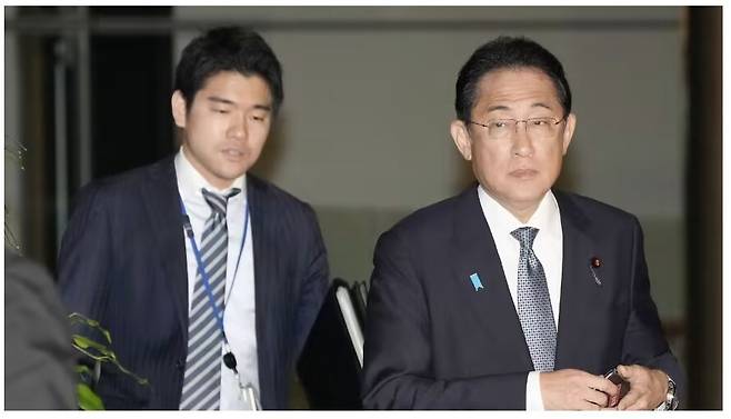 기시다 후미오 일본 총리(오른쪽)와 그의 장남 기시다 쇼타로 총리 정무비서관(왼쪽). 니혼게이자이신문 갈무리