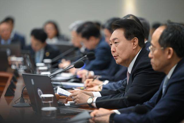 윤석열 대통령이 23일 용산 대통령실 청사에서 열린 국무회의에서 '집회 불법을 용납하지 않겠다'고 밝히고 있다. 대통령실 제공