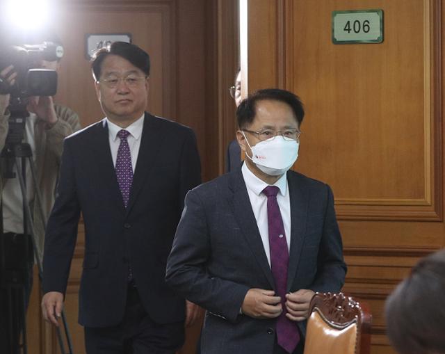 지난 23일 당시 박찬진(오른쪽) 선관위 사무총장과 송봉섭 사무차장의 모습. 뉴스1