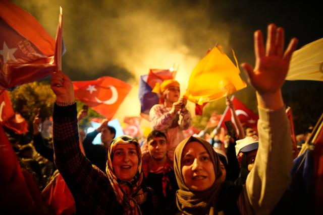 28일 튀르키예 이스탄불에서 레제프 타이이프 에르도안 대통령 지지자들이 그의 대선 결선 승리를 축하하고 있다. 이스탄불=AP 연합뉴스