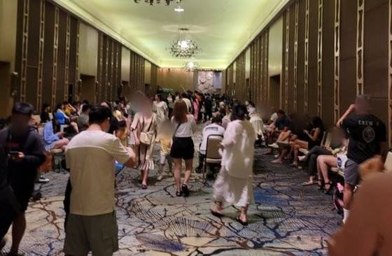 지난 24일 빈 방을 찾으려는 관광객들과 로비로 피한 투숙객들이 섞인 괌 현지 호텔. [사진 독자]