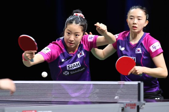 한국 탁구가 세계선수권에서 은메달 2개와 동메달 1개를 따내며 화려한 부활을 알렸다. 무엇보다 장기간 침체를 겪었던 여자 탁구에서 신유빈(왼쪽)과 전지희가 신구 조화를 이뤄 은메달을 합작한 점이 큰 수확으로 꼽힌다. [사진 대한탁구협회]