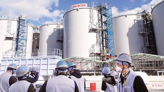 도쿄전력 관계자들이 지난 2월 6일 후쿠시마 제1원자력발전소에서 외신 기자들에게 오염수 저장탱크를 설명하고 있다. 연합뉴스