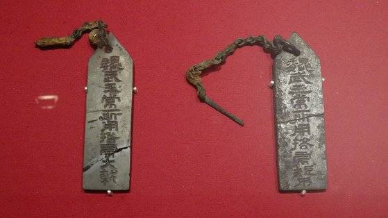 조조의 고릉박물관 제1전시실에 전시 중인 조조의 유물. 왼쪽은 조조가 호랑이 사냥에 쓰던 큰 창의 이름인 ‘위무왕상소용격호대극(魏武王常所用挌虎大戟,)’라고 쓰인 돌 명패. 오른쪽 돌 명패에는 조조의 짧은 창을 지칭하는 ‘위무왕상소용격호단모(魏武王常所用挌虎短矛)’ 문구가 쓰여있다. 안양=신경진 특파원