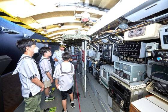 돌고래급 잠수정 승조원은 잠수정 내부 중앙에 있는 수직 사다리를 통해 출입이 가능하다.