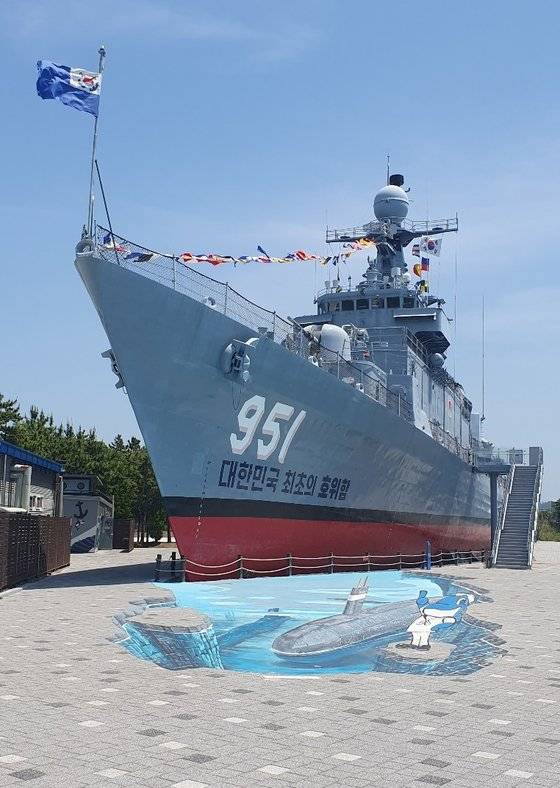 국내 기술로 만들어진 첫 호위함인 울산함을 장생포고래문화특구에서 만날 수 있다.