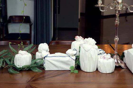 소창으로 만든 보자기로 포장한 모습. 소창은 기저귀·생리대·배냇저고리 등 피부와 직접 닿는 생필품으로 많이 만들며, 커튼·보자기 다양한 소품으로도 제작된다.