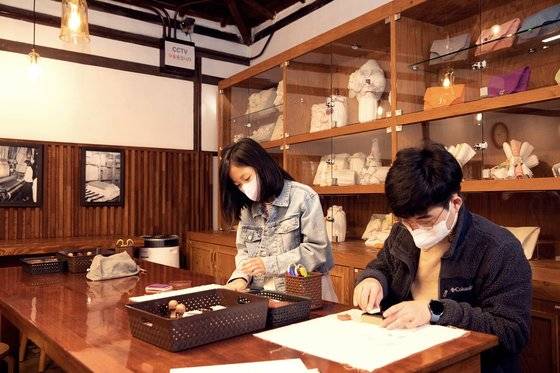 소중 학생기자단이 생지 상태의 소창에 다양한 문양을 도장으로 찍어 손수건을 만들었다.