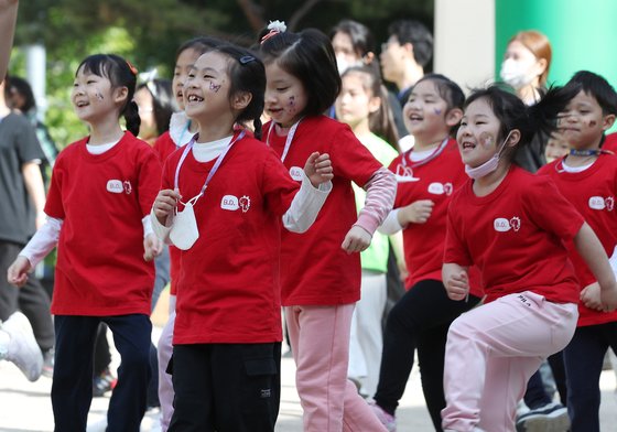 지난 3일 동작구 서울본동초등학교에서 열린 운동회에서 마스크를 벗은 아이들이 준비운동을 하고 있다. 뉴스1