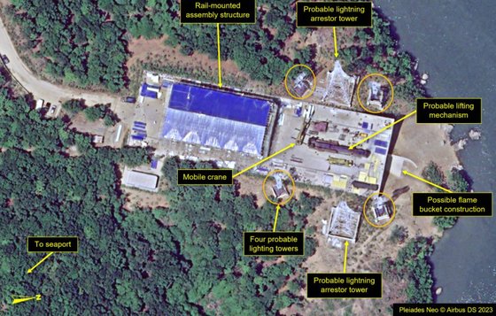 미국의 북한 전문매체 ‘38노스’가 공개한 5월 23일 북한 동창리 서해위성발사장 새 발사대 위성 사진. 38 노스 홈페이지 캡처.