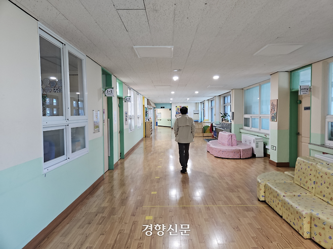 지난달 28일 오전 충북 청주 미원초등학교 복도가 텅 비어 있다. 남지원 기자