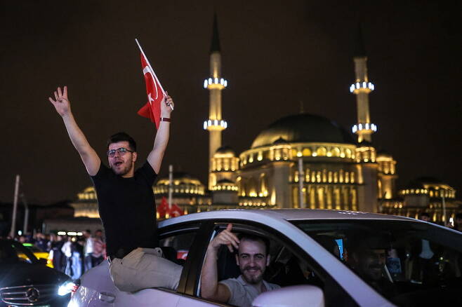 튀르키예 대선 결선 투표가 열린 28일(현지시간) 이스탄불에서 레제프 타이이프 에르도안 대통령의 지지자들이 선거 결과에 환호하고 있다. 타스연합뉴스