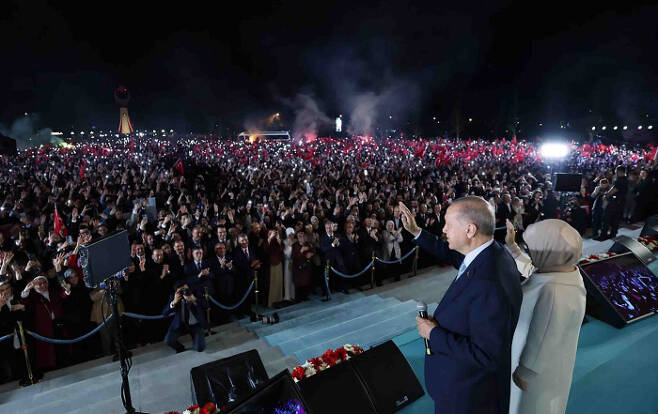 지지자들에 당선 답례 재선에 성공한 레제프 타이이프 에르도안 튀르키예 대통령이 28일(현지시간) 앙카라 대통령궁에서 지지자들을 만나고 있다. UPI연합뉴스