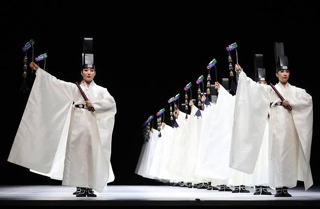 Dancers of the Seoul Metropolitan Dance Theatre perform "Munmu" during “One Dance.” (Yonhap)