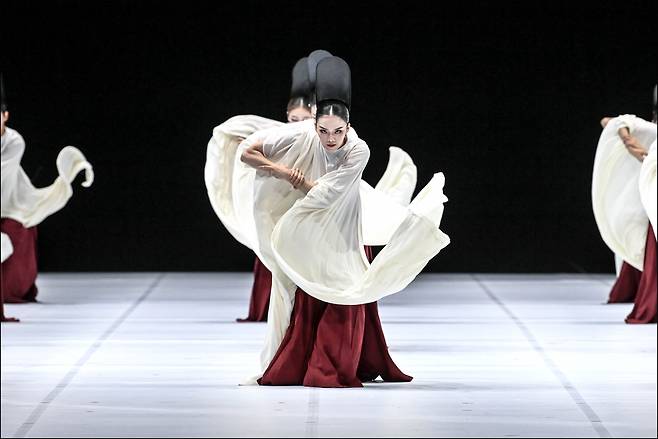 Dancers of the Seoul Metropolitan Dance Theatre perform "New Ilmu" during “One Dance.” (SMDT)