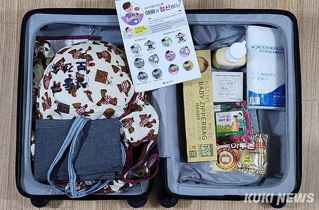 서울 성동구보건소 아이맘건강센터에서 대여한 임신부 체험키트. 왼쪽은 체험복과 앞치마, 오른쪽은 온도계와 지퍼백 등 기념품이다.